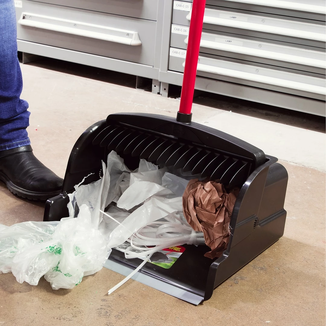 Libman Commercial 16" Heavy-Duty Large Scoop Dust Pan, Red & Black, 2/Carton (1168) - Image 2